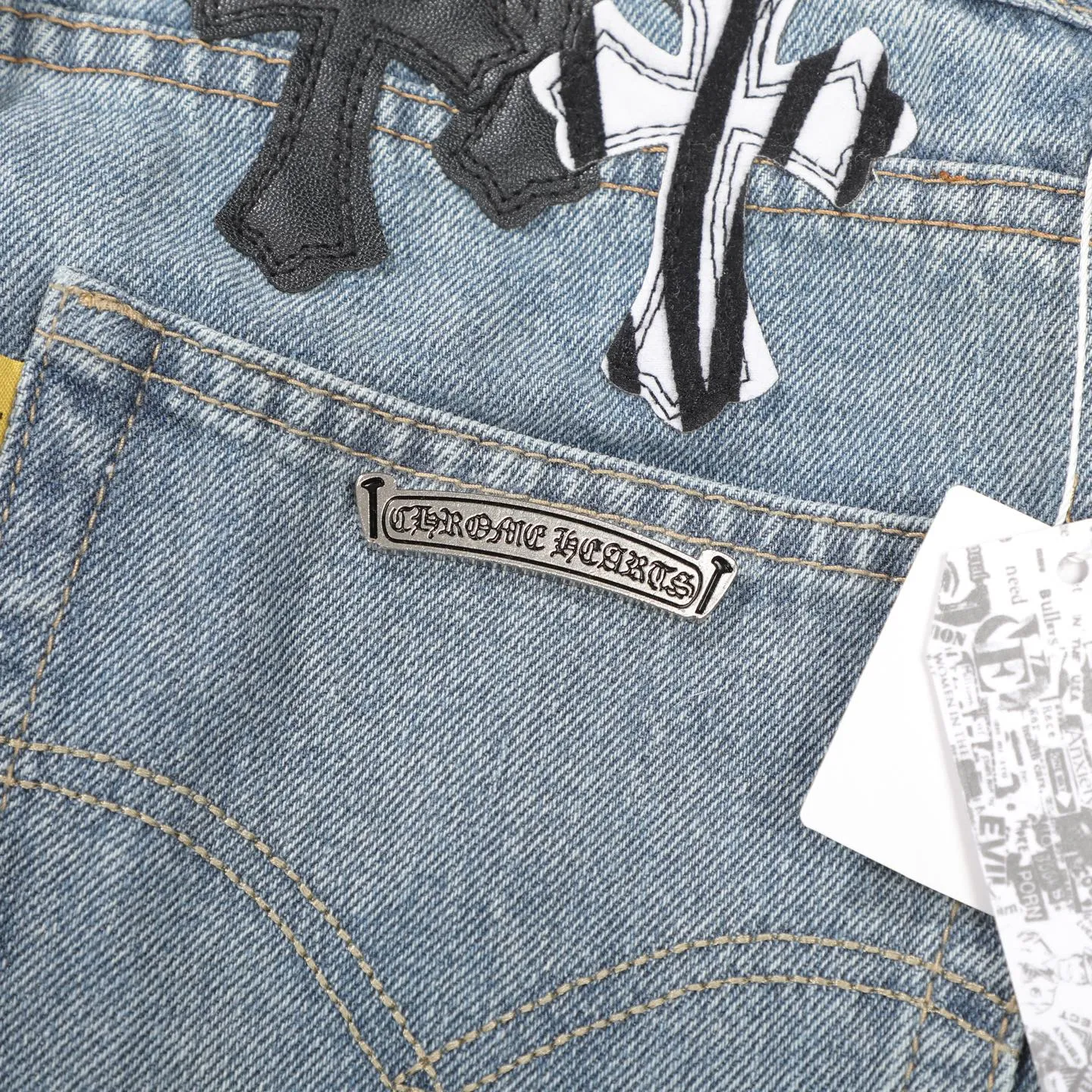 P280 CH Chromehearts zebra black and white cross patch patchwork jeans, priced at 34W level, patchwork cross pattern embellishment, washed jeans! ! An absolutely high-end luxury product, a 1.9W-level god-level single product, a super popular product, made by top heavy industry, a magic weapon that cannot be missed! [About Zangyin] This is an extremely luxurious fashion brand that can also be called the aristocracy of the high street. It has always been an exclusive brand for some hipsters or rich second generations. Compared with ordinary high streets, it is more luxurious and noble. Compared with luxury brands, it is more fashionable and individual. It has always been a brand that I have a special liking for. [Top heavy industry fashion design] Consistently high-street luxury style. Speaking of this style, the Zangyin family and GU family are definitely the leading representative brands. Especially the Zangyin family has really achieved a state-of-the-art effect in creating high-street style. The unique washed material is used to create this style. The color system is already quite eye-catching. After it is decorated with patchwork cross flowers, it cleverly highlights the charm of the brand. Secondly, this style uses classic The high-waist cutting design highlights the long legs and fashionable temperament of the upper body. The brand is highly recognizable and the slim fit configuration is more suitable for daily wear. It is a product that interprets personality, fashion, and specifications at a glance. This single product is enough to make any fan excited. It can be a white T-shirt for a youthful college style, or a tight suspender for a royal style. It has strong matching ability and can be easily controlled by men.  [Materials and craftsmanship] Needless to say, this point goes without saying. As an excellent craftsman brand, Zangyin’s requirements for details and craftsmanship are really perfect. The washed color of this model has gone through so many processes, not to mention the embellishment of denim appliques. It is also purely hand-made and sewn. Just like what they believe in, only hand-made things have soul and have the meaning of wear. A top-notch heavy-duty fashionable denim item, I look forward to your perfect interpretation! !  Color: blue Size: 28-36